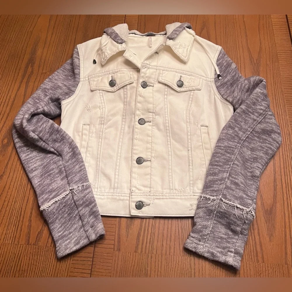 Free People Knit Sleeve & Knit Hood Distressed White Denim Jean Jacket Size XS - Picture 15 of 16